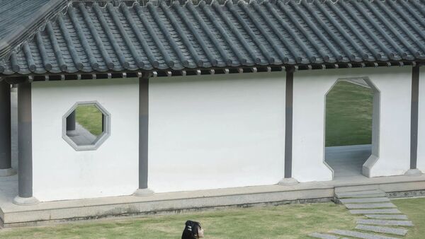 【汉服写真】橙红战国袍写真：退后三步，让白墙黑瓦替衣裳说话