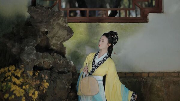 【汉服写真】鹅黄青蓝映粉墙 月洞门里书卷清韵