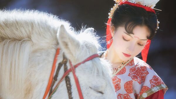 【汉服写真】唐制汉服配白马，山水湖畔拍出清冷仙气