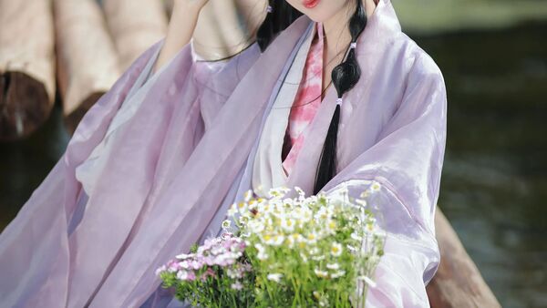 【汉服写真】淡紫汉服配花篮,溪边木桥拍出田园治愈少女感
