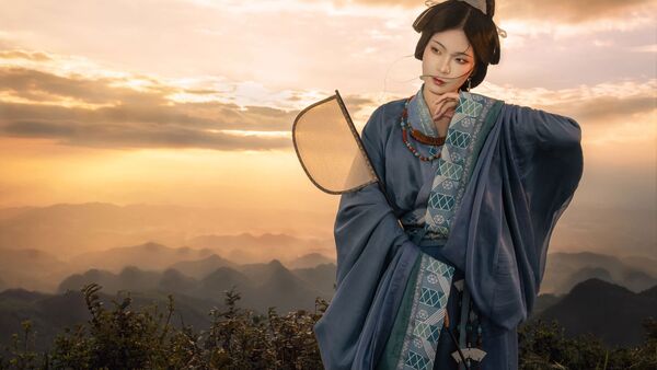 【汉服写真】蓝色战国袍配扇子，山顶日落拍出电影画意
