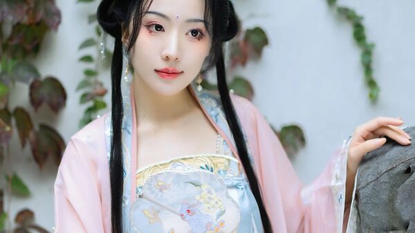 【汉服写真】手无处安放？团扇卷轴一入手，粉蓝汉服拍出书卷气