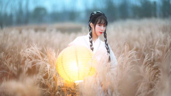 【汉服写真】浅蓝汉服配灯笼，芦苇荡里拍出温柔古风
