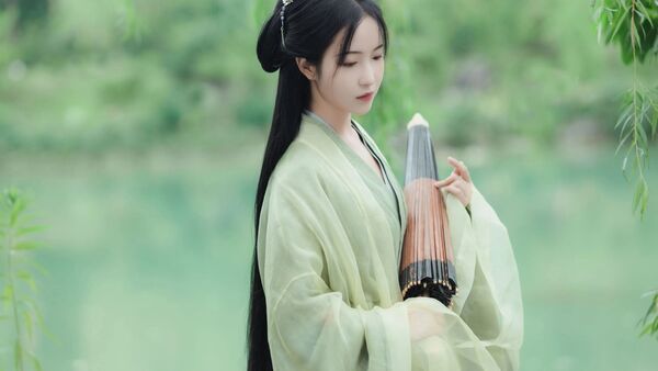 淡绿交领汉服+油纸伞,在湖边垂柳下,拍出清冷江南氛围感