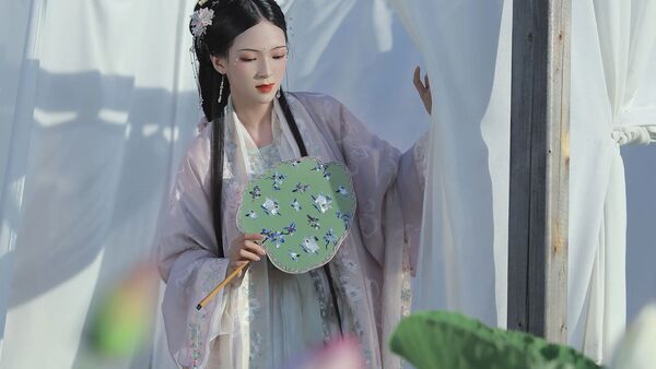 【汉服写真】淡紫汉服配荷塘纱幔，执扇泛舟拍出温婉江南