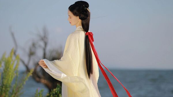 【汉服写真】素白红绸立礁岸：湖风起处，一抹亮色托出清冷飘逸
