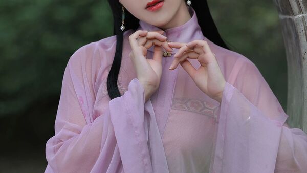 【汉服写真】浅紫纱衫配白纸伞，园林圆门拍出清冷温婉