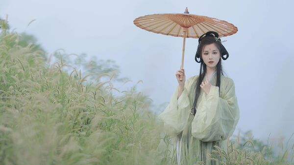 【汉服写真】青绿魏晋汉服配竹笛油纸伞，狗尾草丛拍出清冷古风