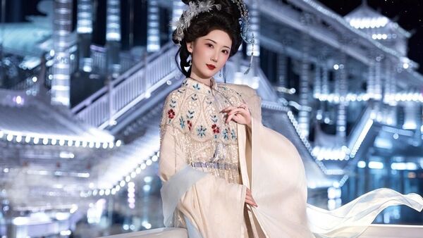 嫦娥仿妆｜银丝古建汉服写真
