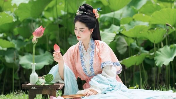 夏日荷花来袭：汉服颂镜头下的一池碧盖，接天莲叶正当时