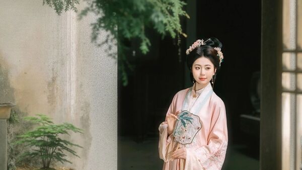 巧笑倩兮美目盼：汉服仕女入画图，眉目里的诗经风雅
