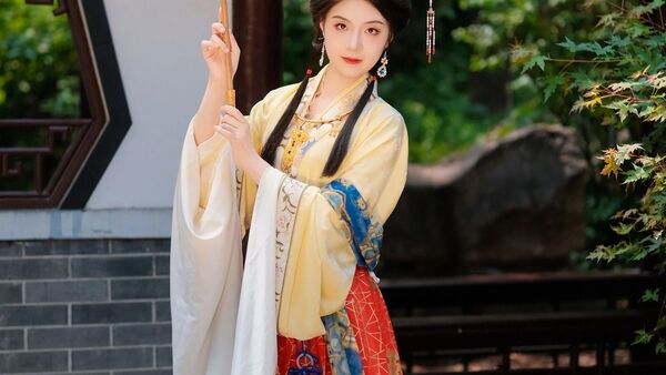【汉服写真】梦回红楼：小姐裙裾翩跹，宛如绢中仙娥