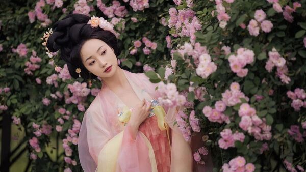 【汉服写真】云鬓簪花持素伞：一墙蔷薇一院香，佳人独立晚风凉
