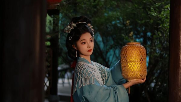 【汉服写真】清雅宋制造型客片：一袭素衣归宋韵，淡妆浓抹总相宜