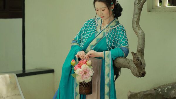 罗衣仕女图