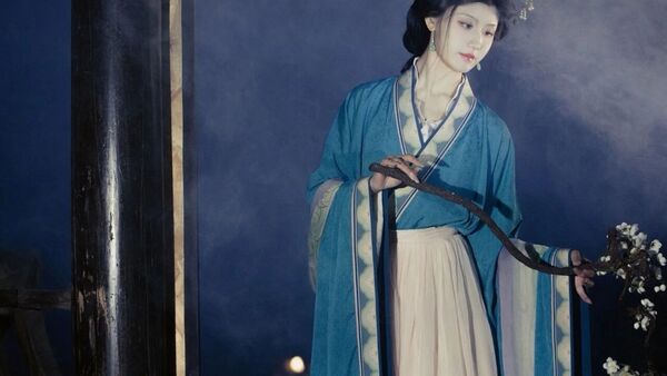 【汉服写真】宋仕女待月西厢 不寐清宵倚汉衣