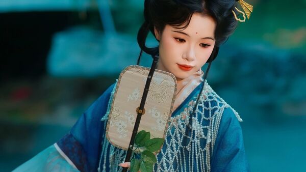 【汉服写真】她从画中走来：衣袂染古意，一顾一盼皆成诗