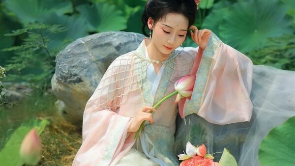 【汉服写真】夏荷清韵：罗衣映碧叶，一舸穿花过藕塘