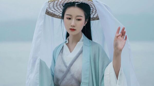 【汉服写真】水畔临风：斗笠轻遮远山黛，青衫衣袂入清流