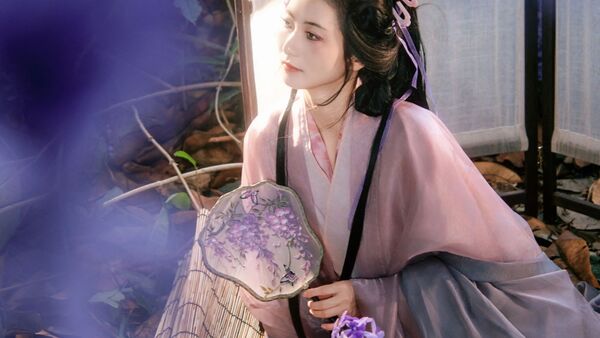 【汉服写真】月下折花不问归期：晚风是旧信，紫花漫野映衣冠