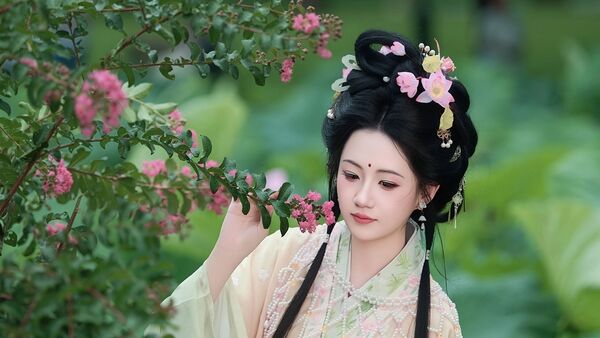 【汉服写真】荷为裳风作佩：一步一摇皆是夏，误入藕花深处