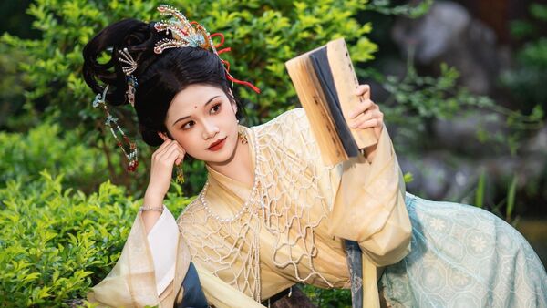 【汉服写真】神仙仕女图：一庭草木半卷清风，偷得浮生半日闲