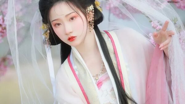 汉服佳人｜轻粉襦红裙绣花纹，帷帽轻纱女子赏春花