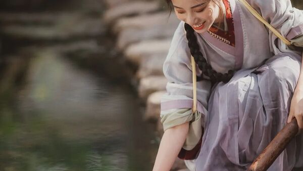 浣溪纱：灰紫襦裙临水浣衣，清雅少女入画来