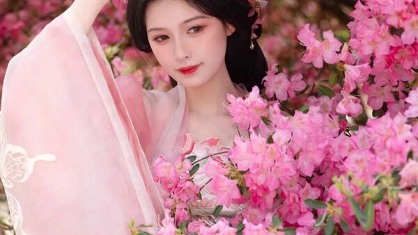 花影珠光：粉裙摇曳映芳华，楚楚动人入画来