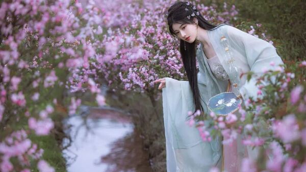 汉服佳人｜青衫罗袖拂花枝，一溪春水照海棠