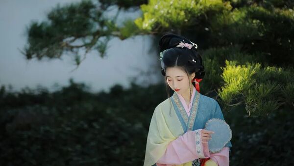 翠影松风：交领襦裙执团扇，松枝深处见佳人