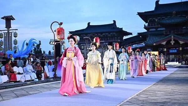 华服绽芳华国风耀九洲—— 老城区 “花开中国・礼遇洛阳”九洲池华服盛典圆满落幕