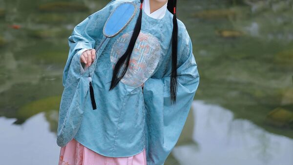 园林水榭湖蓝汉服写真教程：明制大袖配粉色马面裙，5个团扇姿态拍出温婉少女感
