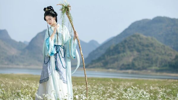 湖畔花海浅蓝襦裙汉服写真教程：花杖配青山远水，4个姿态拍出春日仙气感
