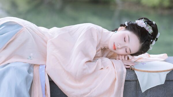 湖畔水榭汉服写真教程：浅粉立领配灰蓝马面裙，5个团扇构图拍出温婉东方美