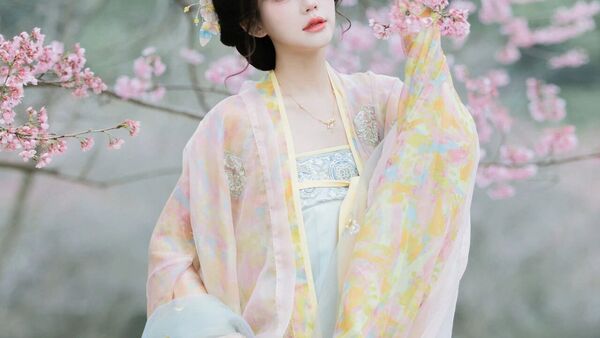 粉襦花影：轻纱映春光，少女笑靥如花入画来