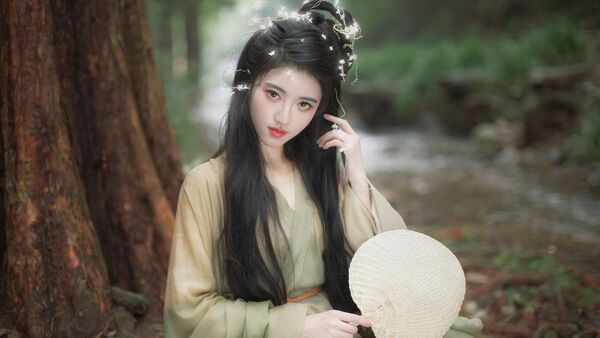溪畔林间青绿汉服写真教程：低饱和清冷感构图，5个蒲扇水勺姿态拍出古风仙气