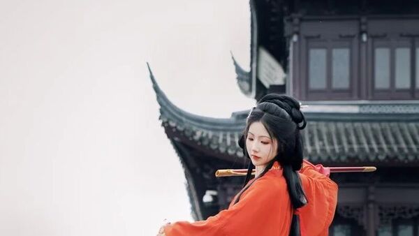 苏州古城墙汉服拍摄攻略：上午与傍晚光线对比，4个时段技巧拍出古风氛围感