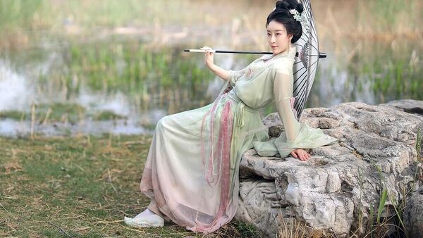水边汉服写真教程：浅绿汉服配油纸伞，6个古风拍照姿势拍出清冷氛围感