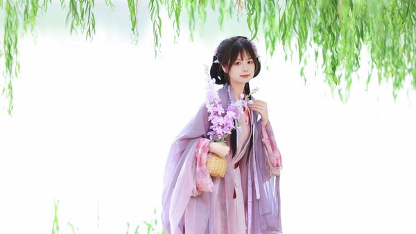 湖畔柳荫汉服写真教程：淡紫纱衣配花束书册，5个古风姿态拍出温柔仙气