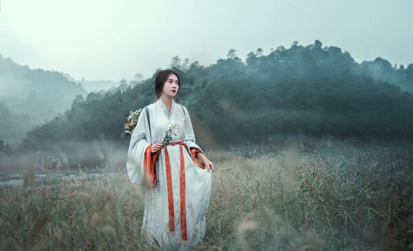 「山水行吟：汉服女子雾中意境摄影集」