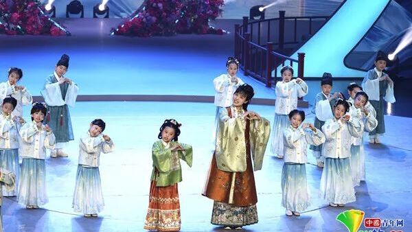中国青年网：穿上就是传承！国风母女华服周唱响《中国汉服》