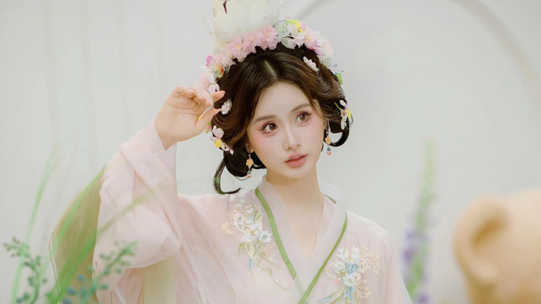 《芳华映袖：汉服丽人的花间诗韵》