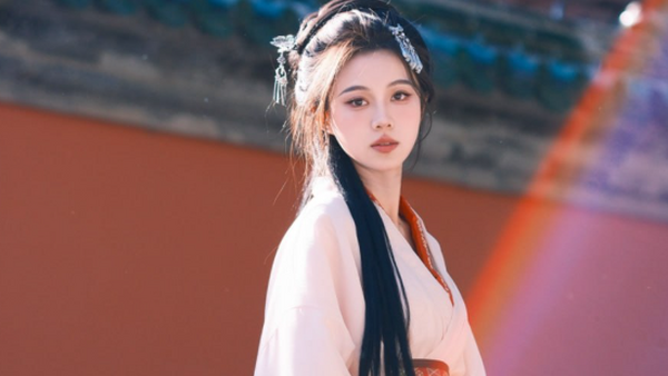 战国袍汉服写真集：红墙古韵与青铜纹样的千年对话 | 古风摄影 × 传统服饰文化