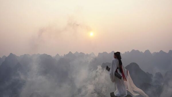 当战国侠客邂逅喀斯特山水：桂林旅拍顶流密码破解​