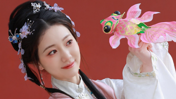 鱼戏红墙间：汉服少女的霓裳梦