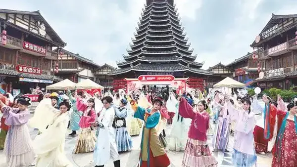 2025南宁汉服旅拍游园季点亮相思小镇，诗画摄影激活商圈消费新场景