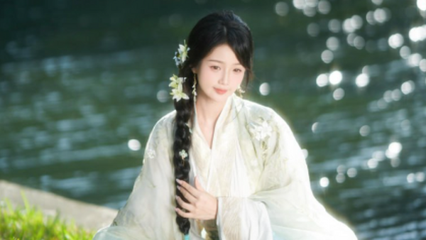 汉服写真 | 白衣佳人倚碧水，林间光影诉清欢