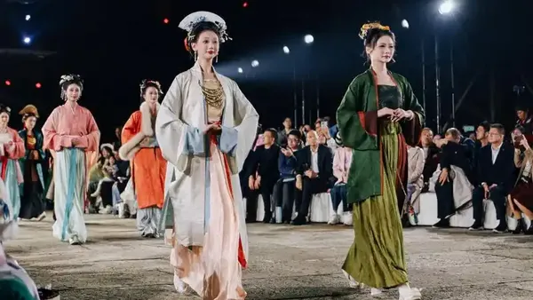 石窟焕新韵：2025宋韵华服时尚设计展演在黄岩演绎古今交融