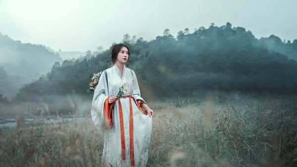 「山水行吟：汉服女子雾中意境摄影集」